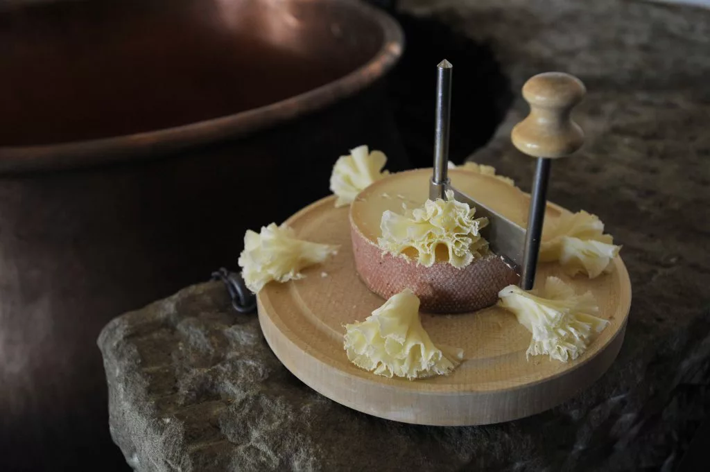 Сыр обладает насыщенным, особым вкусом. Его принято сервировать очень тонким слоем