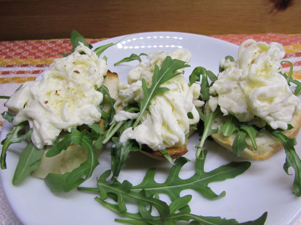Закуска с рукколой и сыром страчателла